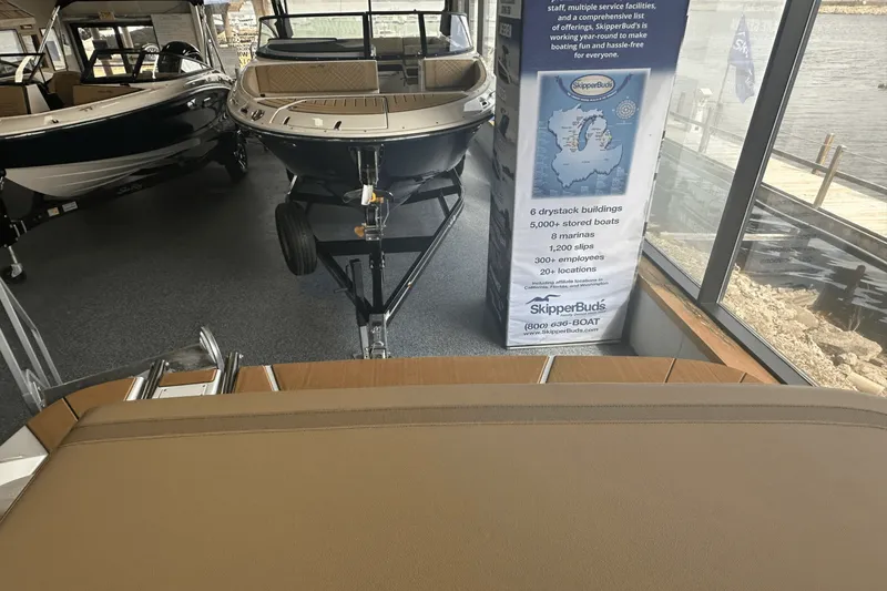 Slide: The Image of Bayliner V20I 2025 - 3