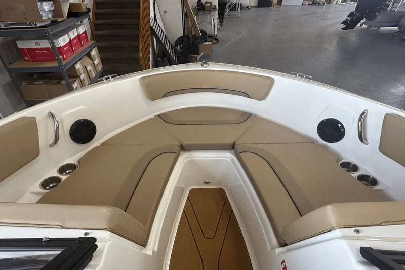 Slide: The Image of Bayliner V20I 2025 - 4