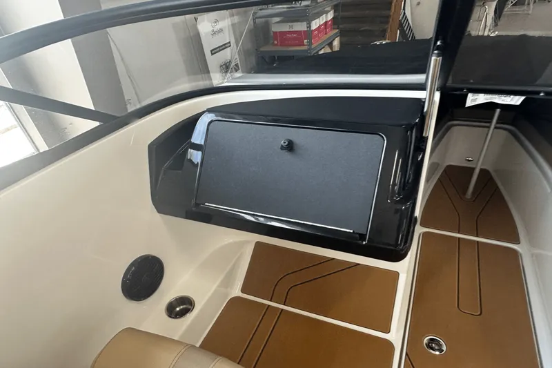 Slide: The Image of Bayliner V20I 2025 - 7