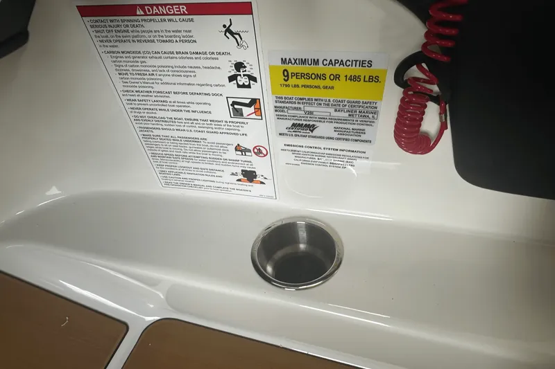 Slide: The Image of Bayliner V20I 2025 - 9