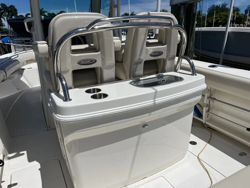 Slide: The Image of Boston Whaler 250 OUTRAGE 2019 - 11