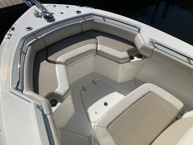 Slide: The Image of Boston Whaler 250 OUTRAGE 2019 - 13