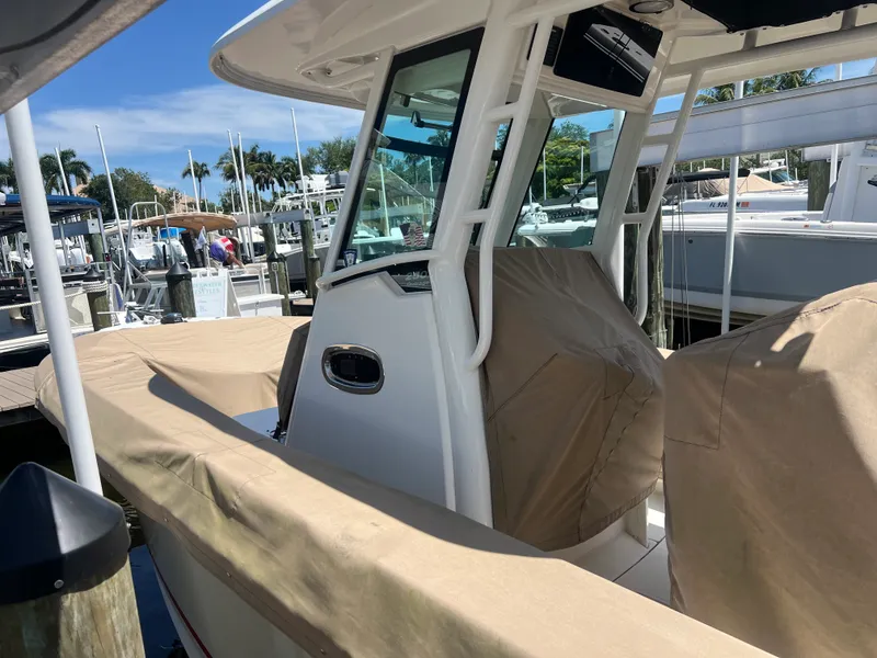 Slide: The Image of Boston Whaler 250 OUTRAGE 2019 - 17