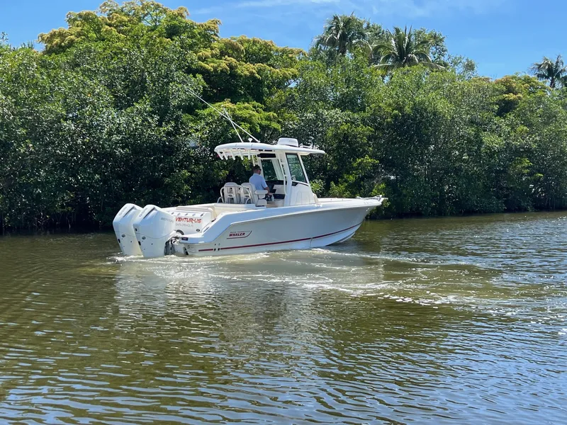 Slide: The Image of Boston Whaler 250 OUTRAGE 2019 - 4