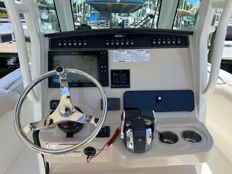 Slide: The Image of Boston Whaler 250 OUTRAGE 2019 - 8
