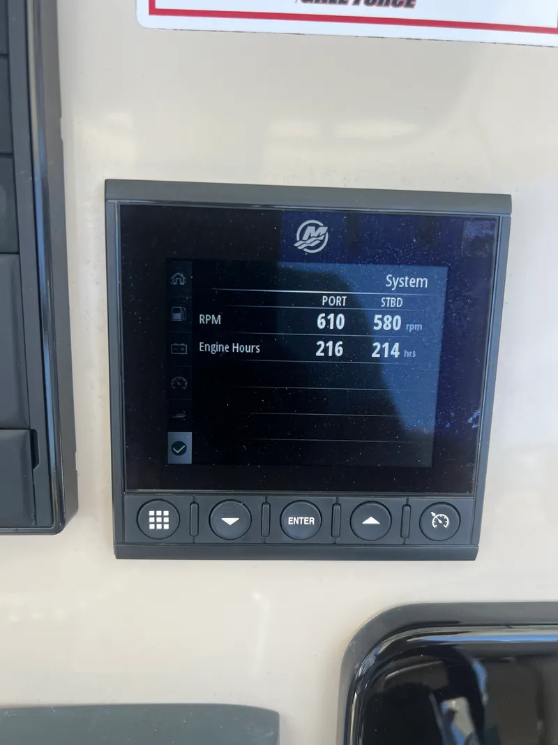 Slide: The Image of Boston Whaler 250 OUTRAGE 2019 - 9