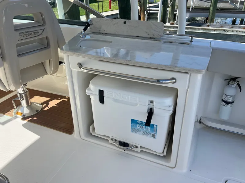Slide: The Image of Boston Whaler 270 VANTAGE 2020 - 10