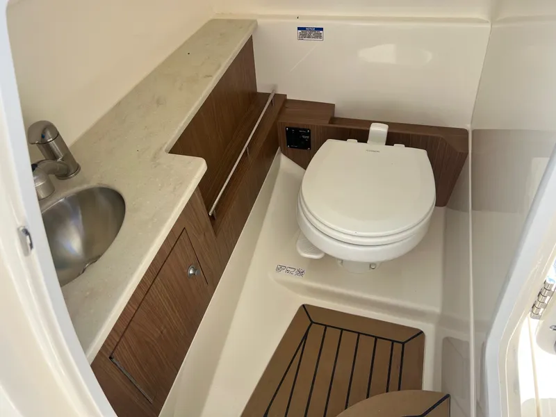 Slide: The Image of Boston Whaler 270 VANTAGE 2020 - 15
