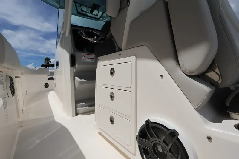 Slide: The Image of Boston Whaler 330 Outrage 2026 - 18