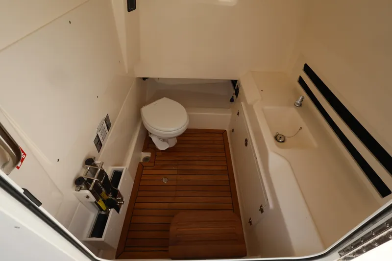 Slide: The Image of Boston Whaler 330 Outrage 2026 - 31
