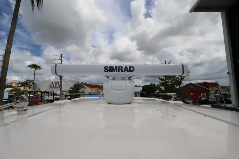 Slide: The Image of Boston Whaler 330 Outrage 2026 - 47