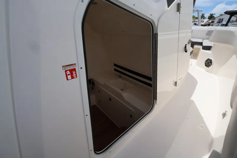 Slide: The Image of Boston Whaler 330 Outrage 2026 - 30