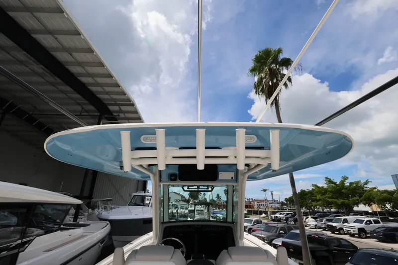 Slide: The Image of Boston Whaler 330 Outrage 2026 - 16