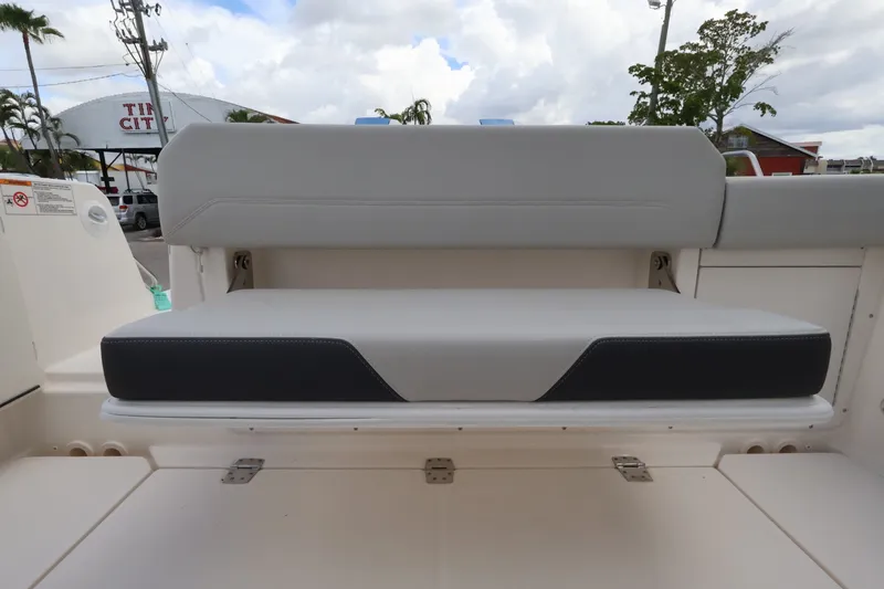 Slide: The Image of Boston Whaler 330 Outrage 2026 - 13