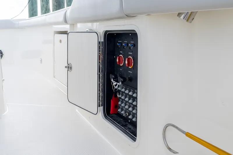Slide: The Image of Boston Whaler 330 Outrage 2026 - 29