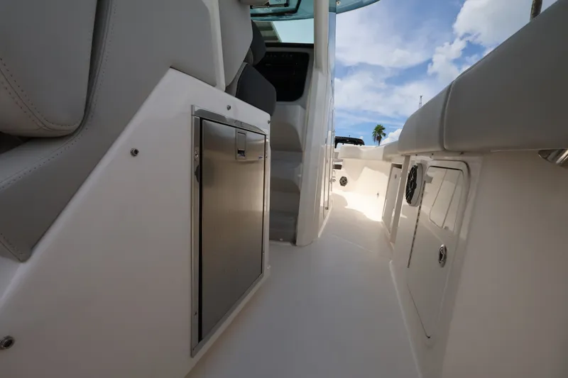 Slide: The Image of Boston Whaler 330 Outrage 2026 - 19