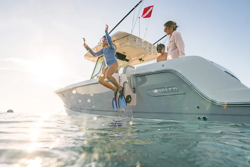Slide: The Image of Boston Whaler 330 Outrage 2026 - 36