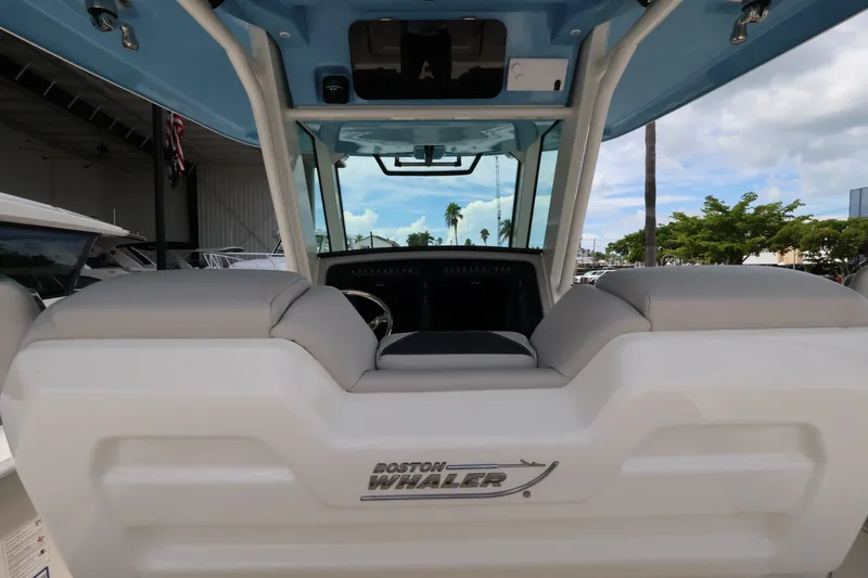 Slide: The Image of Boston Whaler 330 Outrage 2026 - 17