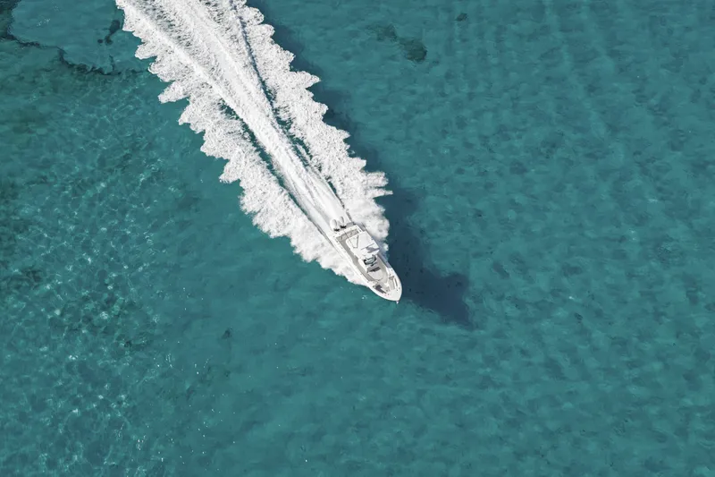 Slide: The Image of Boston Whaler 330 Outrage 2026 - 6