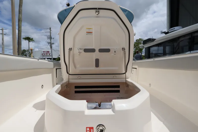 Slide: The Image of Boston Whaler 330 Outrage 2026 - 38