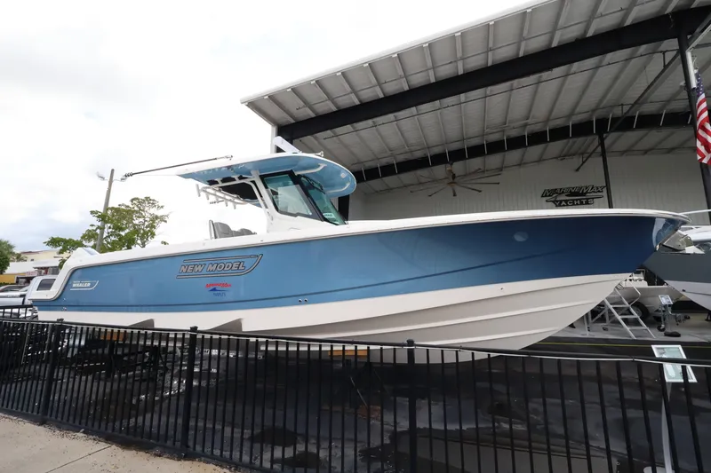 The Image of Boston Whaler 330 Outrage 2026 - 0