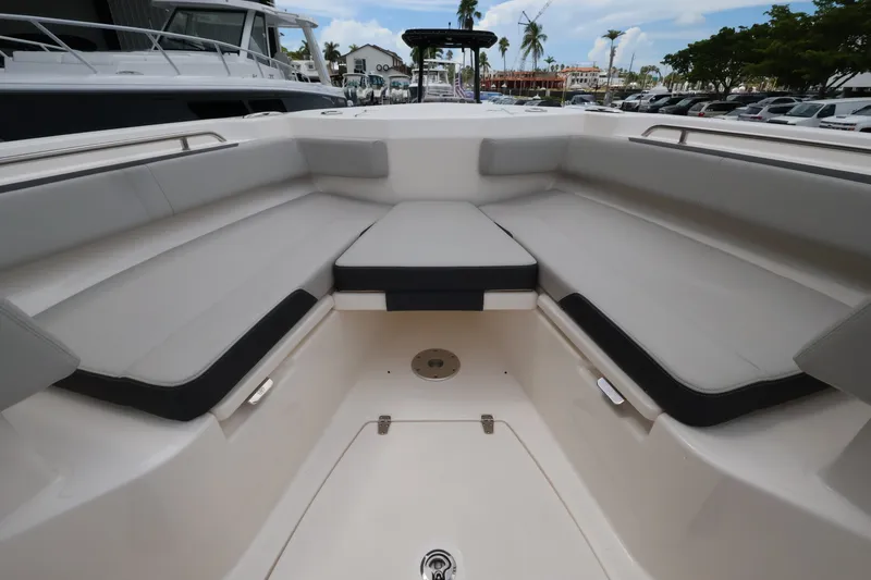 Slide: The Image of Boston Whaler 330 Outrage 2026 - 40