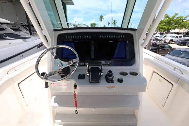 Slide: The Image of Boston Whaler 330 Outrage 2026 - 22