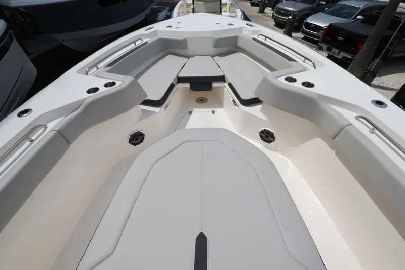 Slide: The Image of Boston Whaler 330 Outrage 2026 - 35