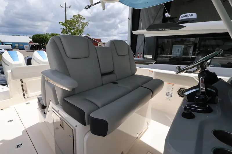 Slide: The Image of Boston Whaler 330 Outrage 2026 - 20