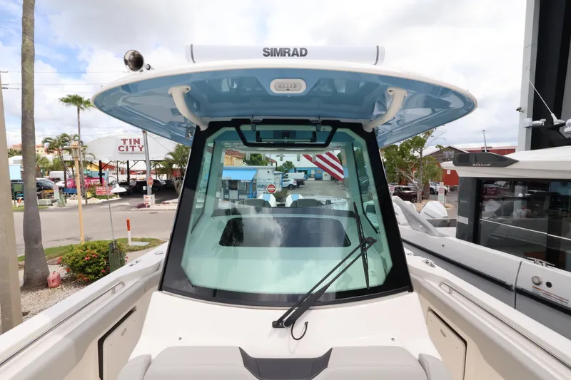 Slide: The Image of Boston Whaler 330 Outrage 2026 - 46
