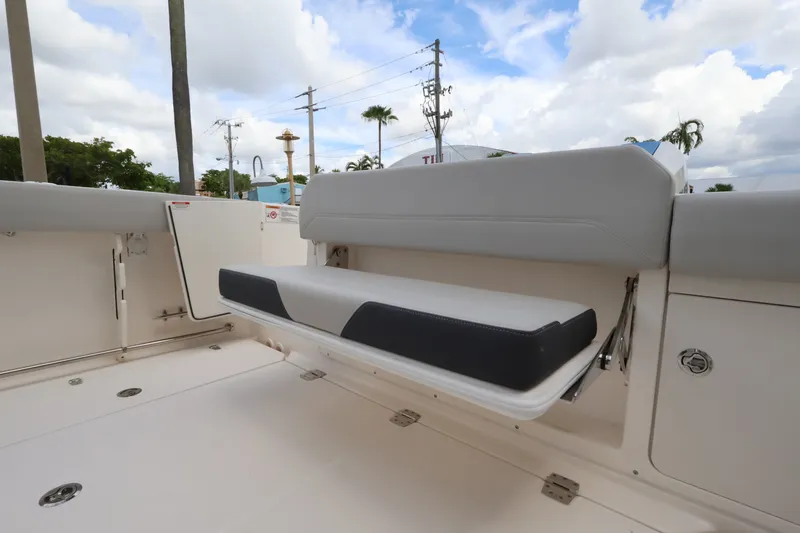 Slide: The Image of Boston Whaler 330 Outrage 2026 - 14