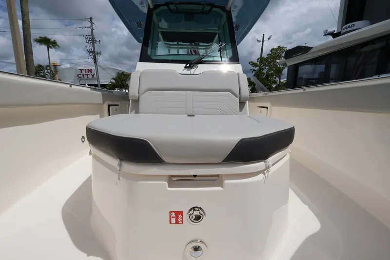 Slide: The Image of Boston Whaler 330 Outrage 2026 - 37