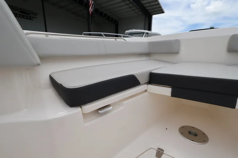 Slide: The Image of Boston Whaler 330 Outrage 2026 - 42