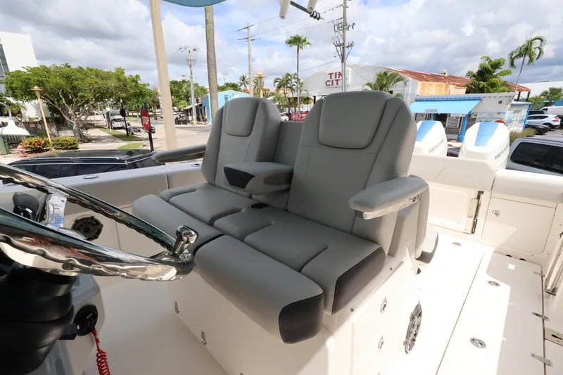 Slide: The Image of Boston Whaler 330 Outrage 2026 - 21