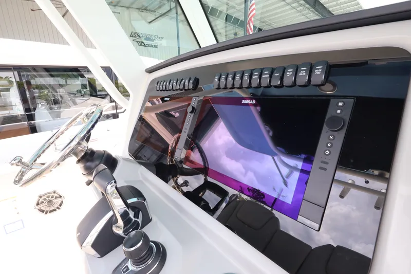 Slide: The Image of Boston Whaler 330 Outrage 2026 - 25
