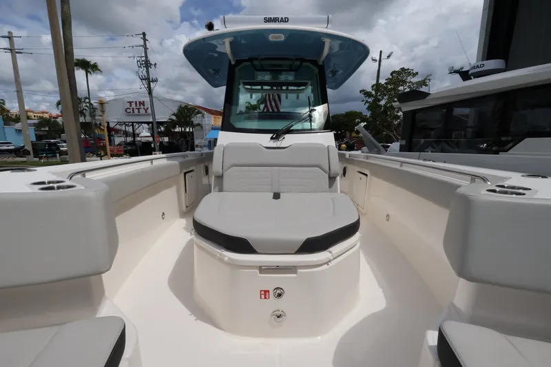 Slide: The Image of Boston Whaler 330 Outrage 2026 - 36