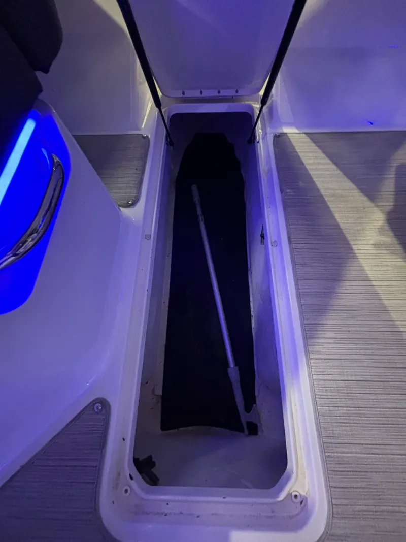 Slide: The Image of Sea Ray 230 SLX 2018 - 16