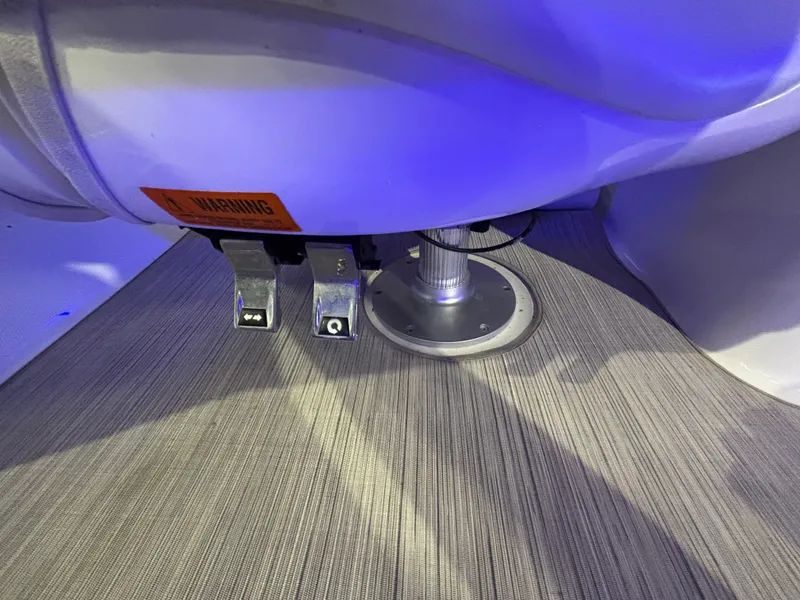 Slide: The Image of Sea Ray 230 SLX 2018 - 19