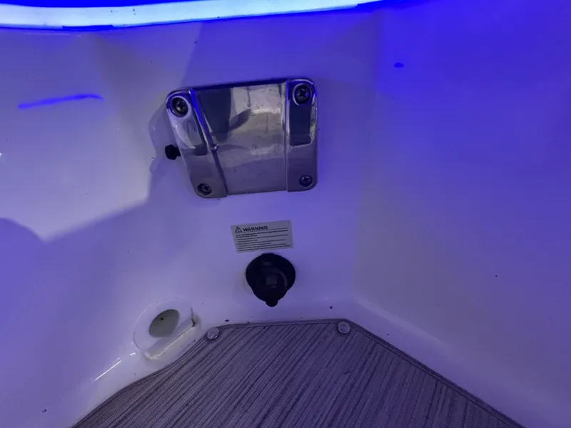 Slide: The Image of Sea Ray 230 SLX 2018 - 22