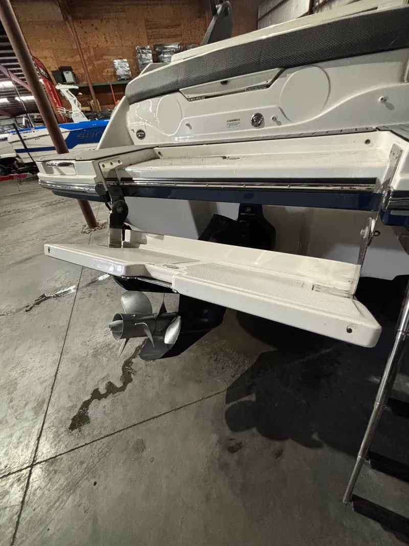 Slide: The Image of Sea Ray 230 SLX 2018 - 8