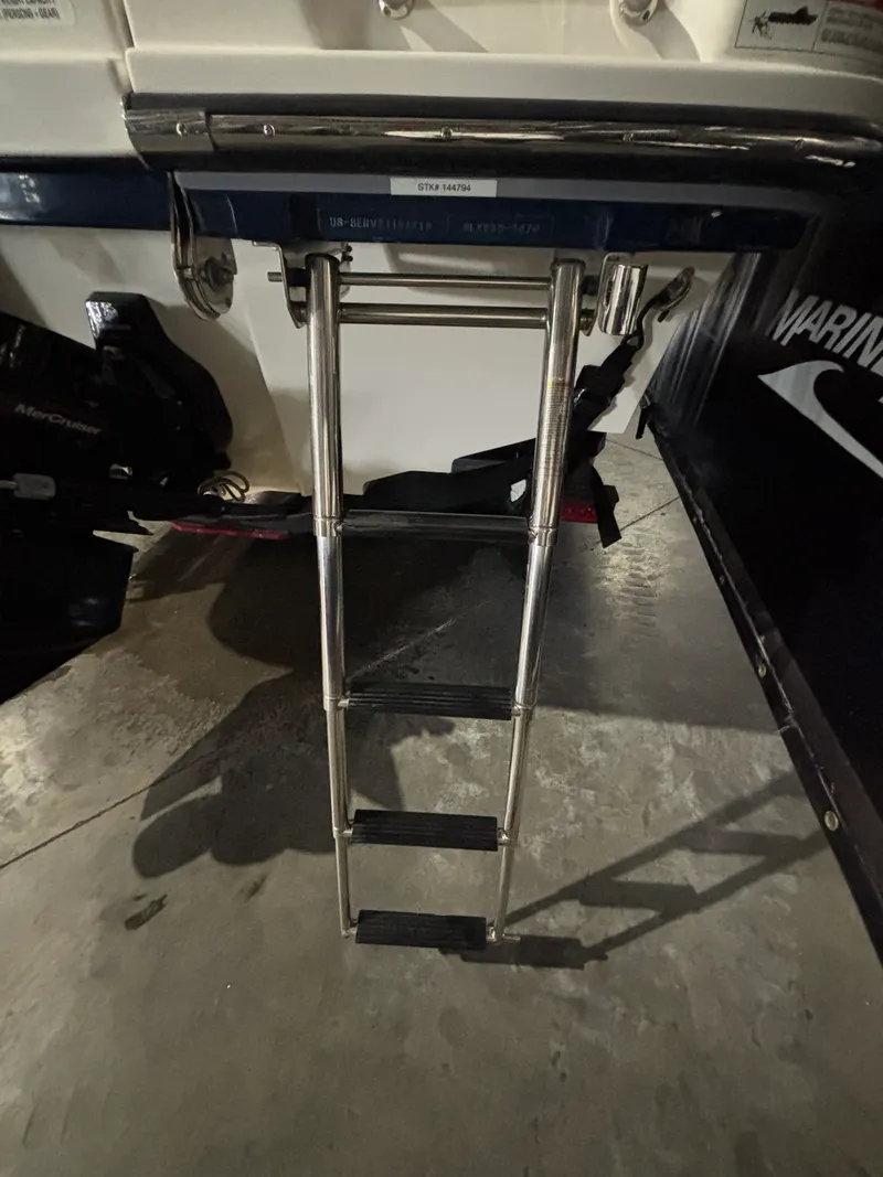 Slide: The Image of Sea Ray 230 SLX 2018 - 9