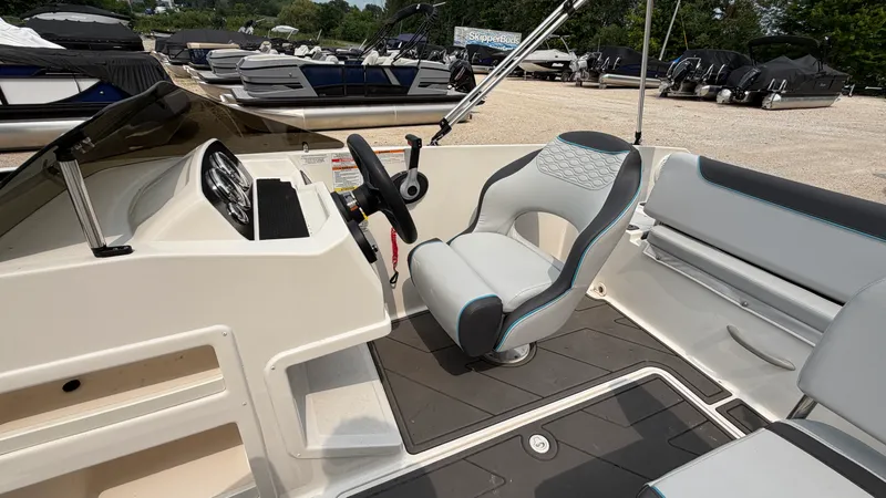 Slide: The Image of Bayliner M19 2024 - 18
