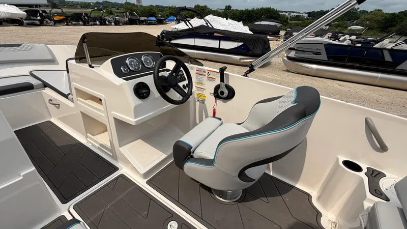 Slide: The Image of Bayliner M19 2024 - 19