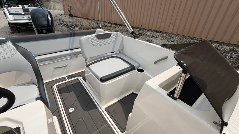 Slide: The Image of Bayliner M19 2024 - 15