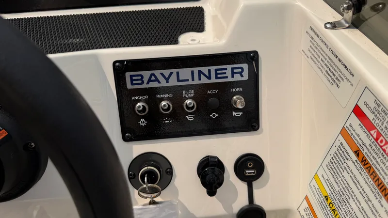 Slide: The Image of Bayliner M19 2024 - 23