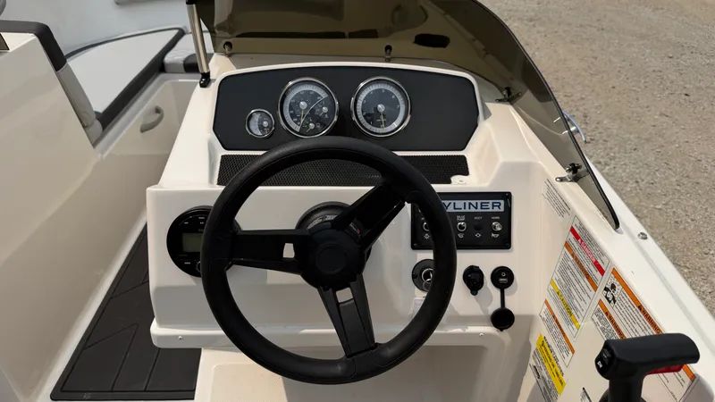Slide: The Image of Bayliner M19 2024 - 20