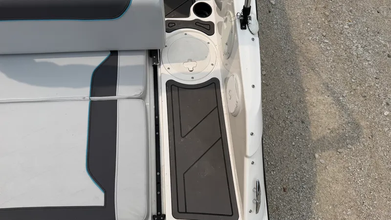 Slide: The Image of Bayliner M19 2024 - 10