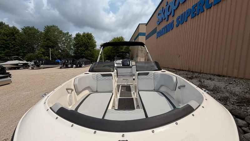 Slide: The Image of Bayliner M19 2024 - 38