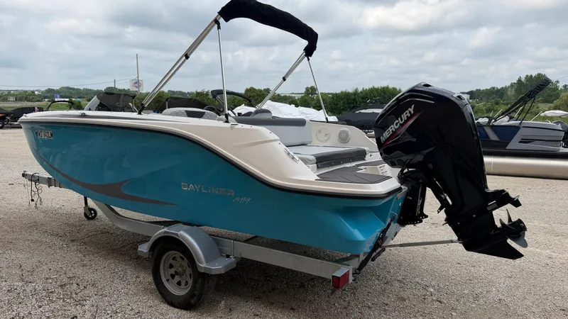 Slide: The Image of Bayliner M19 2024 - 5