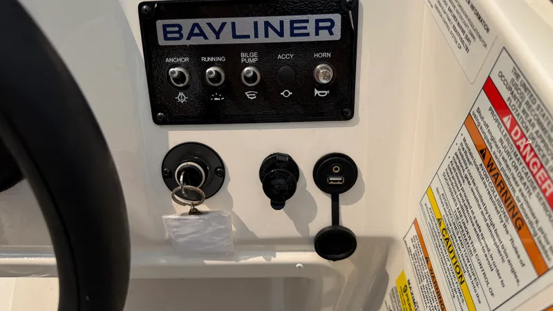 Slide: The Image of Bayliner M19 2024 - 24
